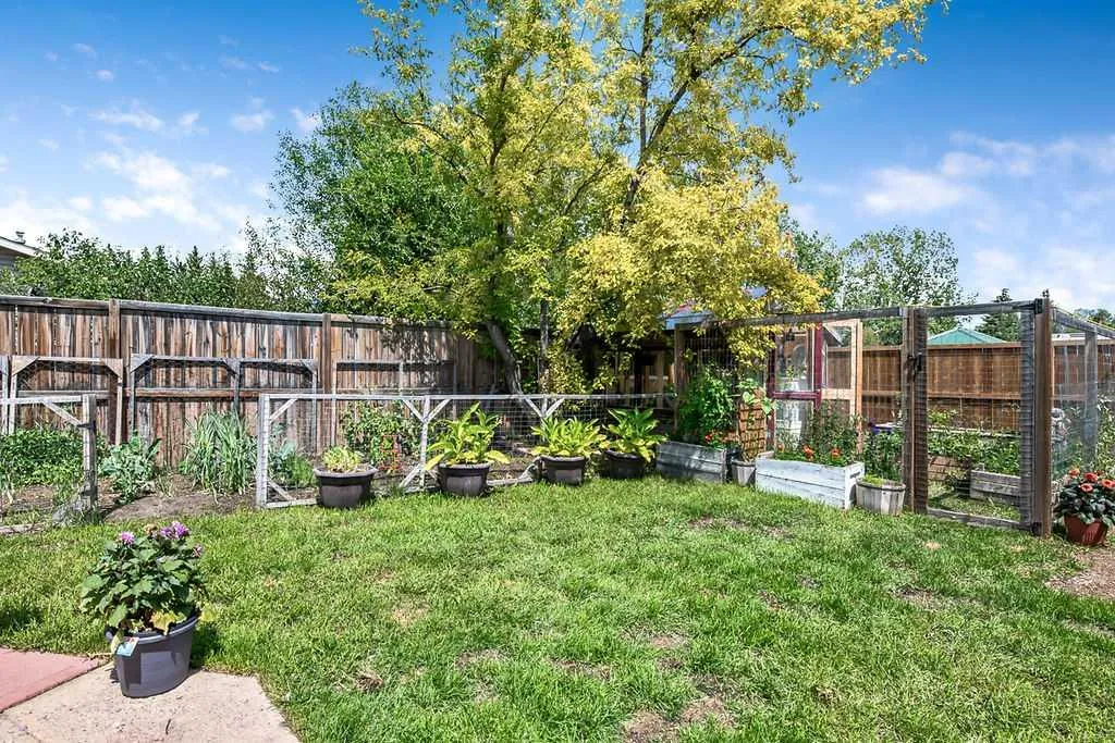 22 Robinson Drive Okotoks AB T1S 1C4