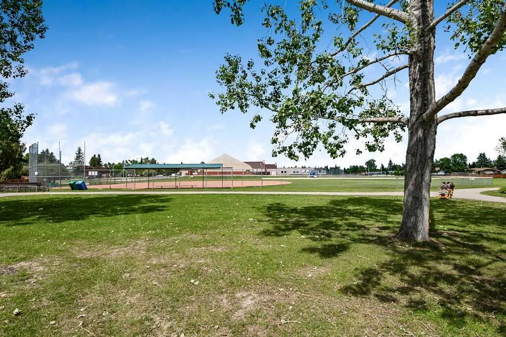 22 Robinson Drive Okotoks AB T1S 1C4
