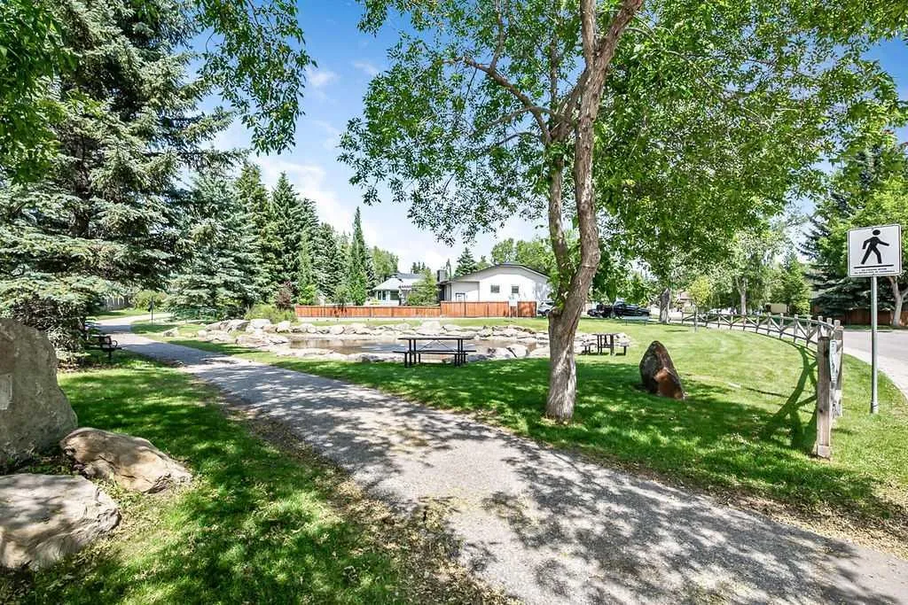 22 Robinson Drive Okotoks AB T1S 1C4