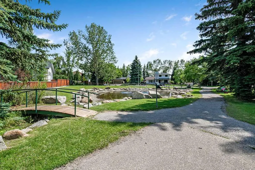 22 Robinson Drive Okotoks AB T1S 1C4