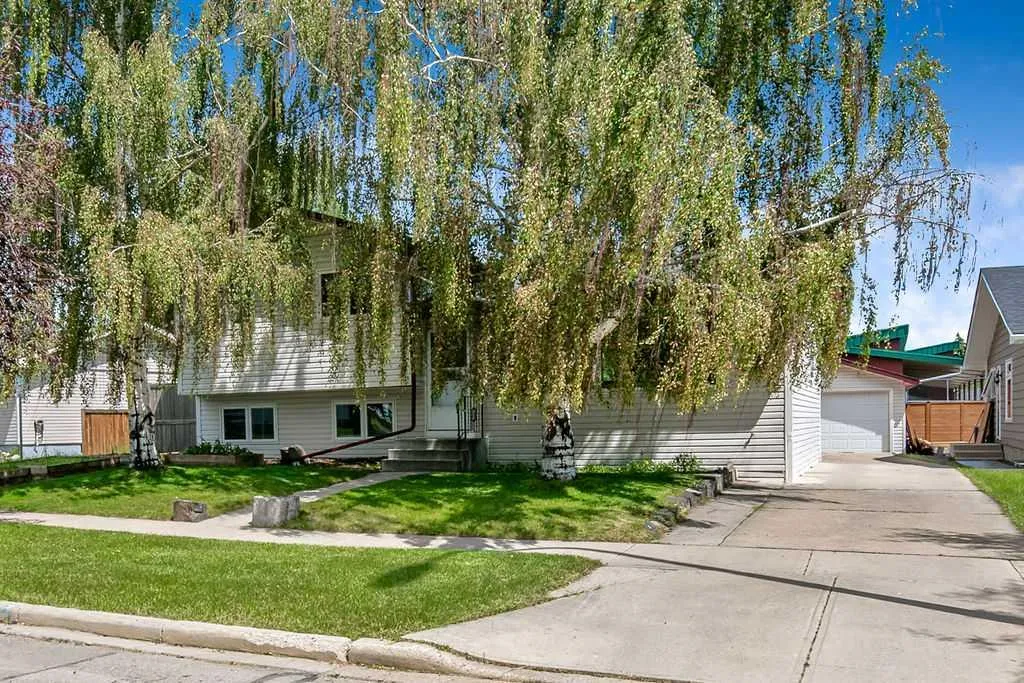 22 Robinson Drive Okotoks AB T1S 1C4
