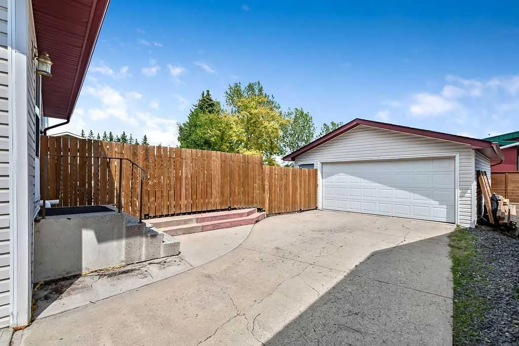 22 Robinson Drive Okotoks AB T1S 1C4
