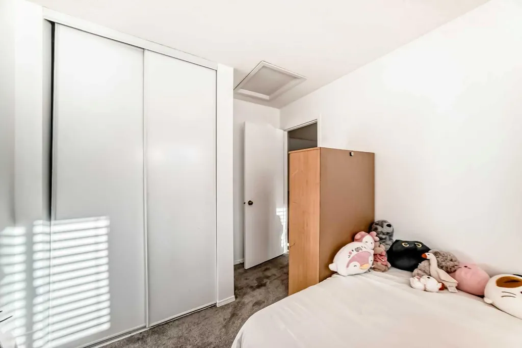 79 Hidden Crescent NW Calgary AB T3A 5L4