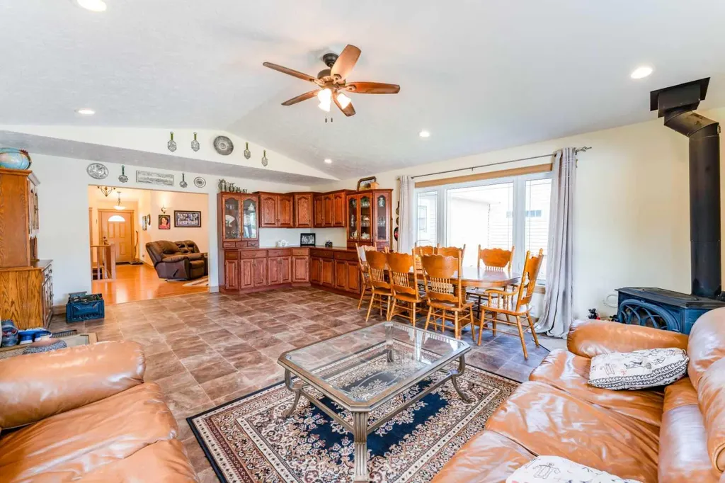 43 N 2a Street E Magrath AB T0K1J0