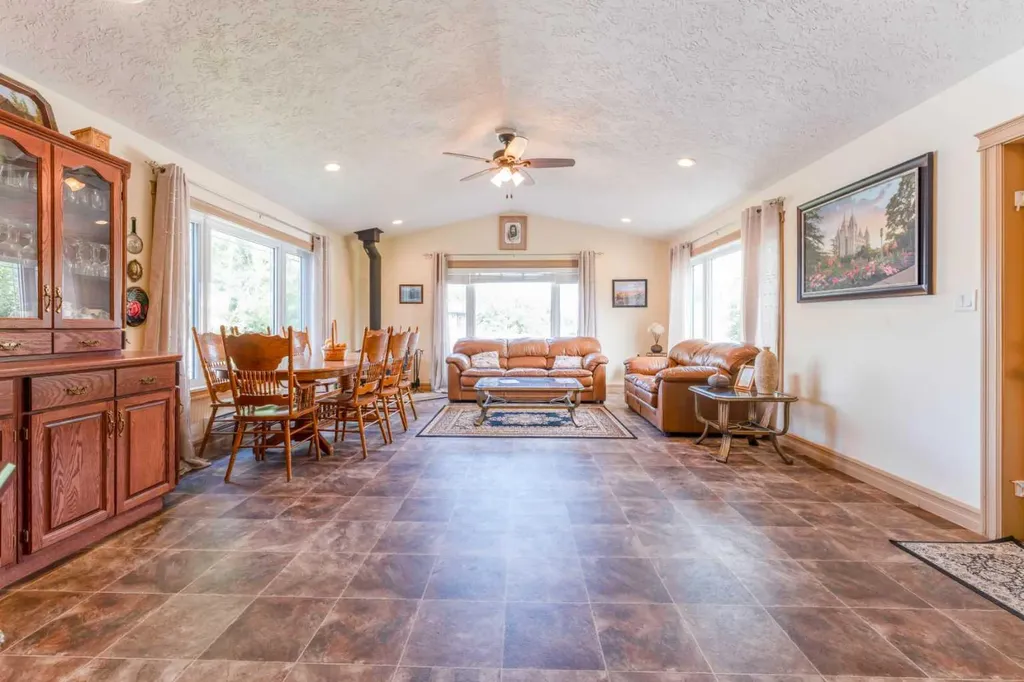 43 N 2a Street E Magrath AB T0K1J0