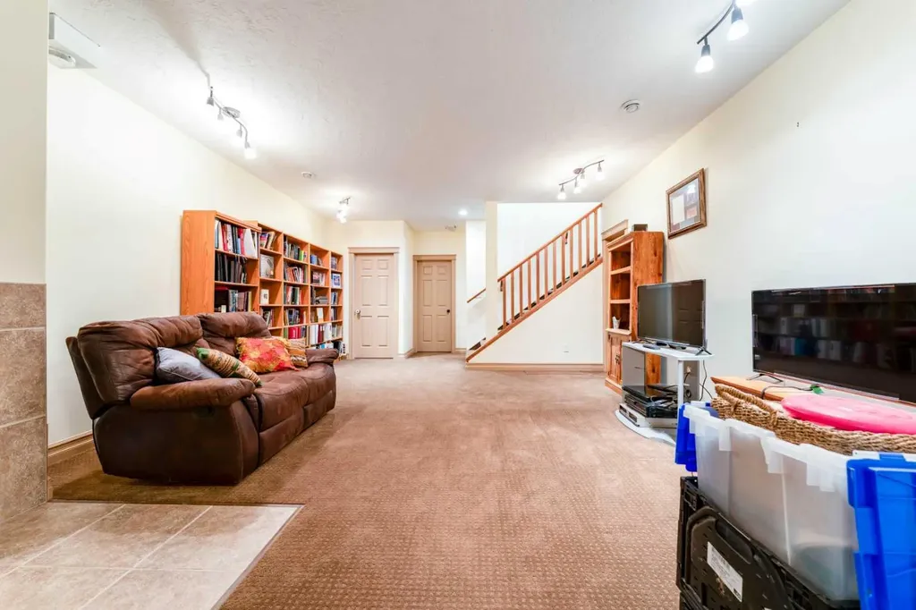 43 N 2a Street E Magrath AB T0K1J0