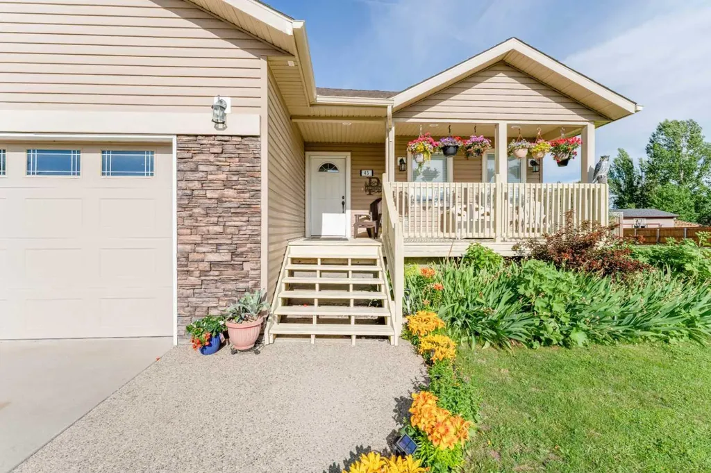 43 N 2a Street E Magrath AB T0K1J0