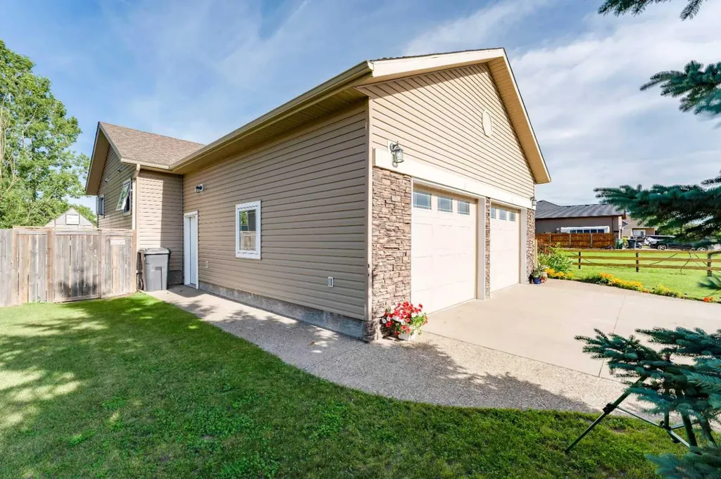 43 N 2a Street E Magrath AB T0K1J0