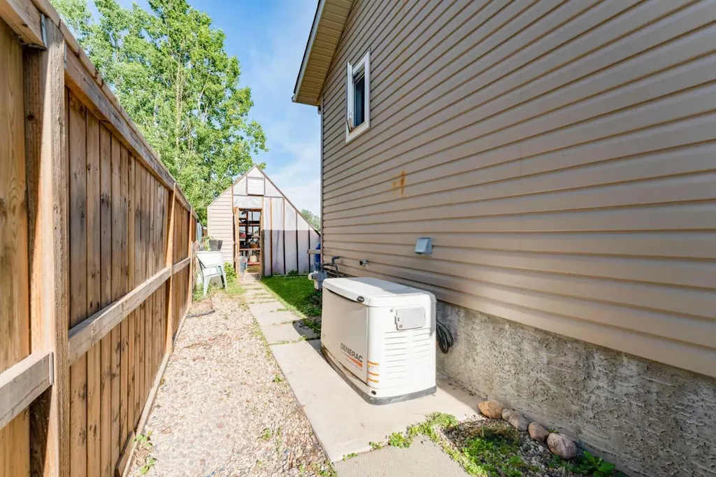 43 N 2a Street E Magrath AB T0K1J0