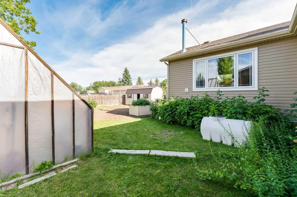 43 N 2a Street E Magrath AB T0K1J0