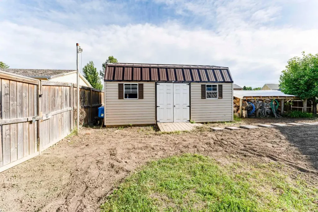 43 N 2a Street E Magrath AB T0K1J0
