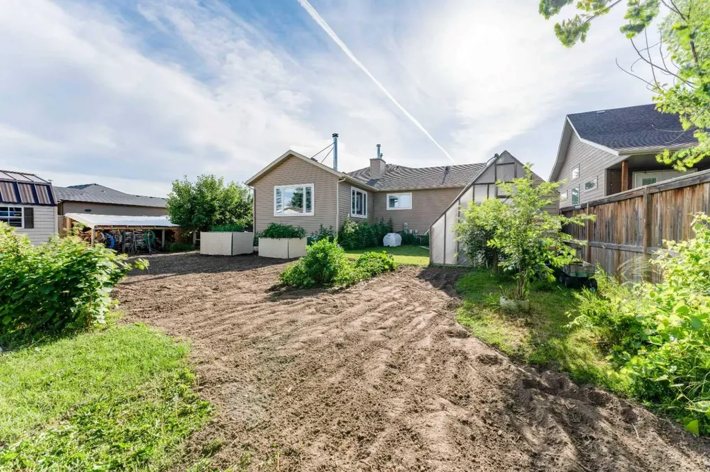 43 N 2a Street E Magrath AB T0K1J0