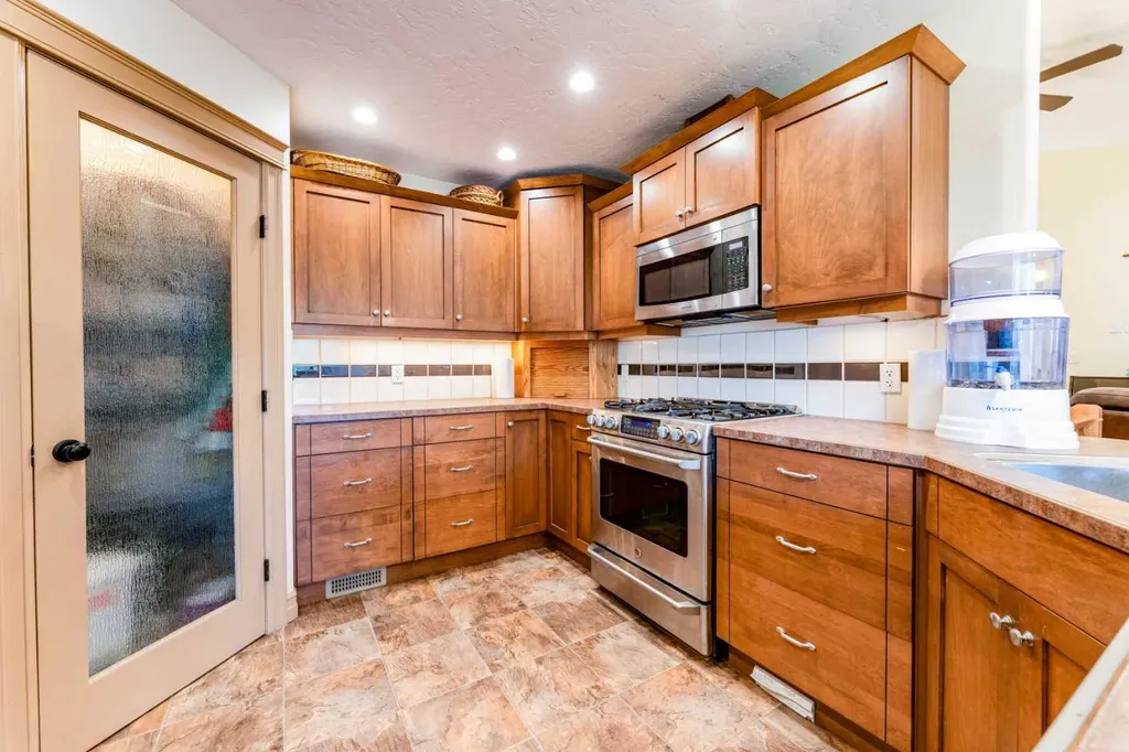 43 N 2a Street E Magrath AB T0K1J0