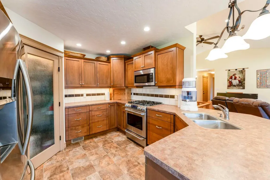 43 N 2a Street E Magrath AB T0K1J0