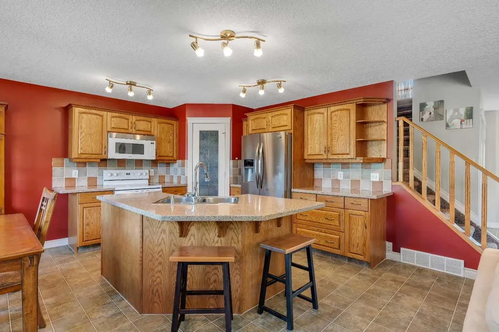 84 Willowbrook Crescent NW Airdrie AB T4B 2S4