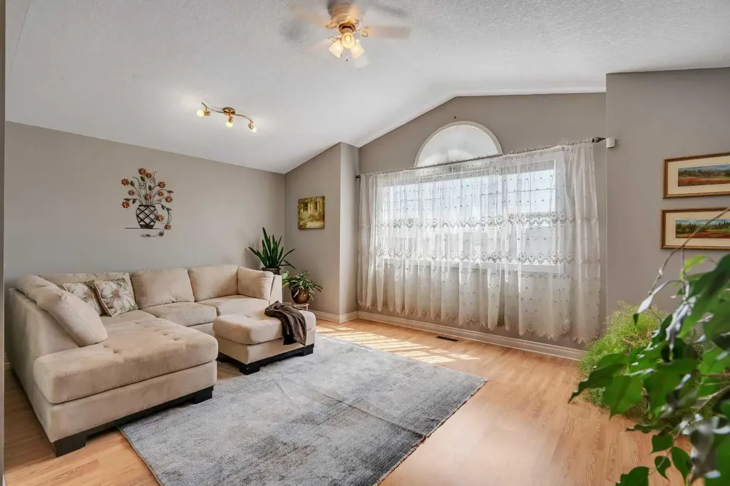 84 Willowbrook Crescent NW Airdrie AB T4B 2S4