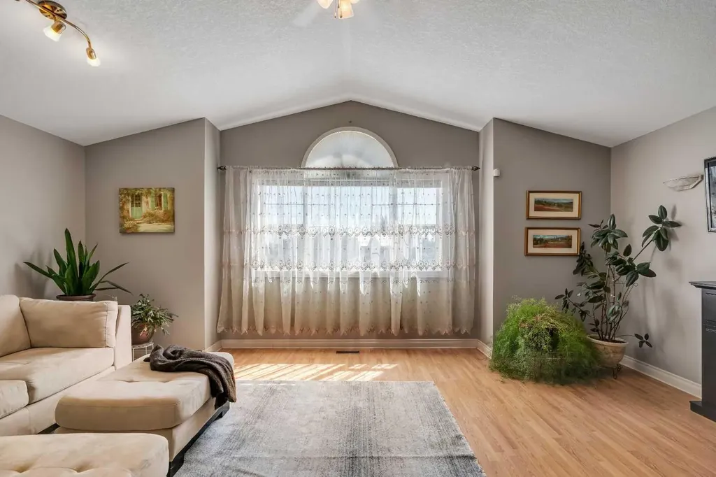 84 Willowbrook Crescent NW Airdrie AB T4B 2S4