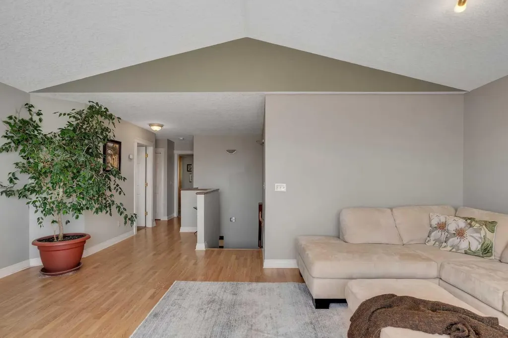 84 Willowbrook Crescent NW Airdrie AB T4B 2S4