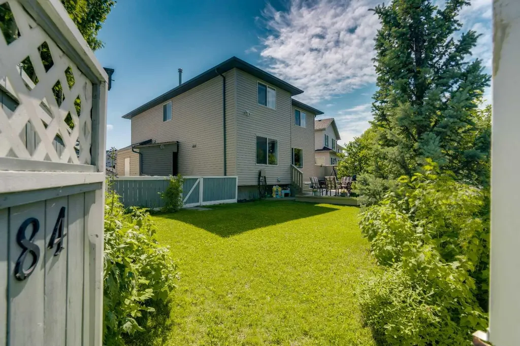 84 Willowbrook Crescent NW Airdrie AB T4B 2S4