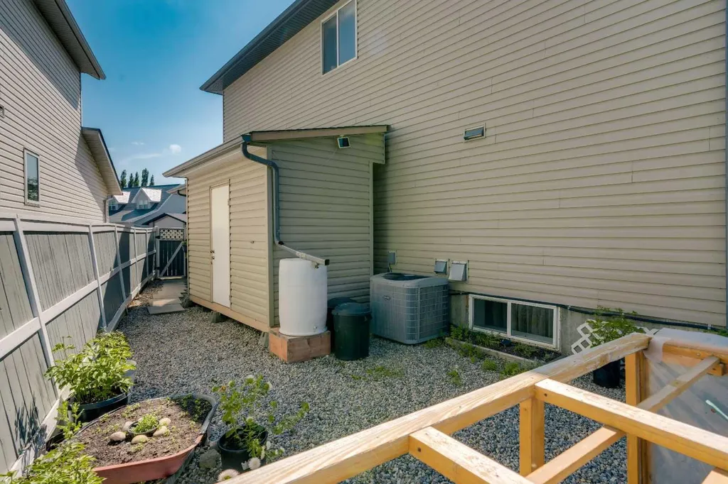 84 Willowbrook Crescent NW Airdrie AB T4B 2S4