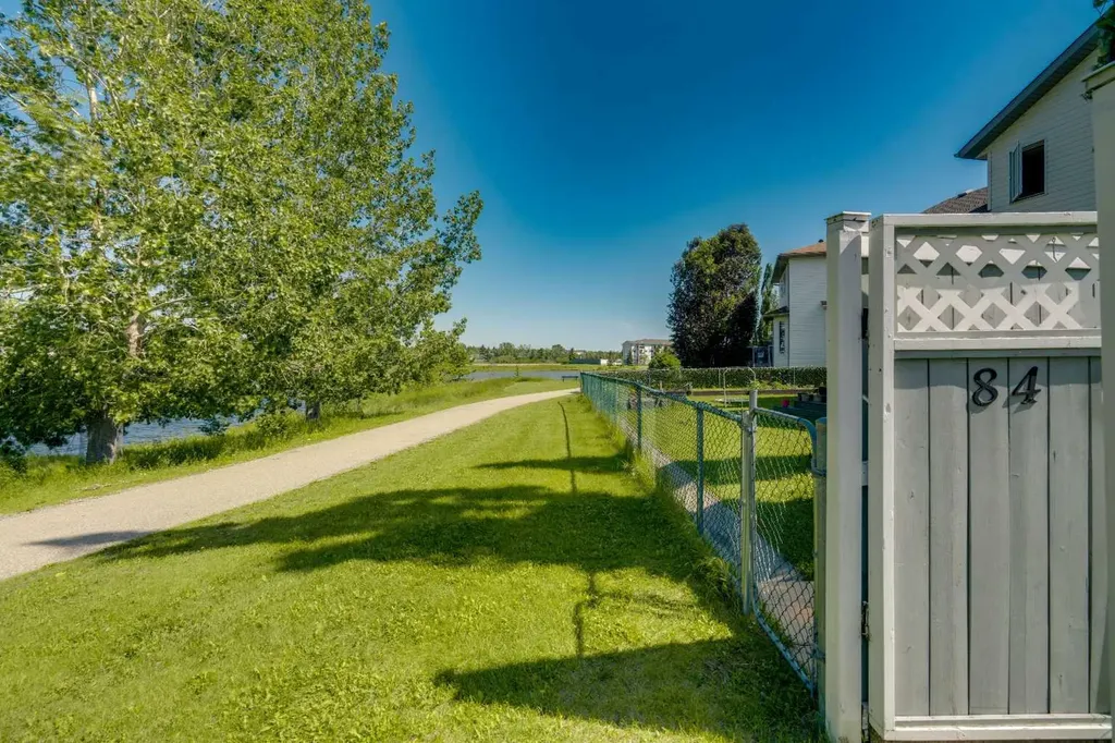 84 Willowbrook Crescent NW Airdrie AB T4B 2S4