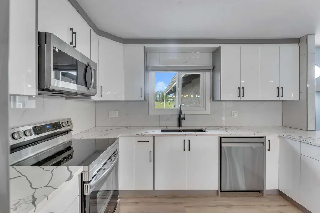 2930 Oakmoor Crescent SW Calgary AB T2V 3Z7