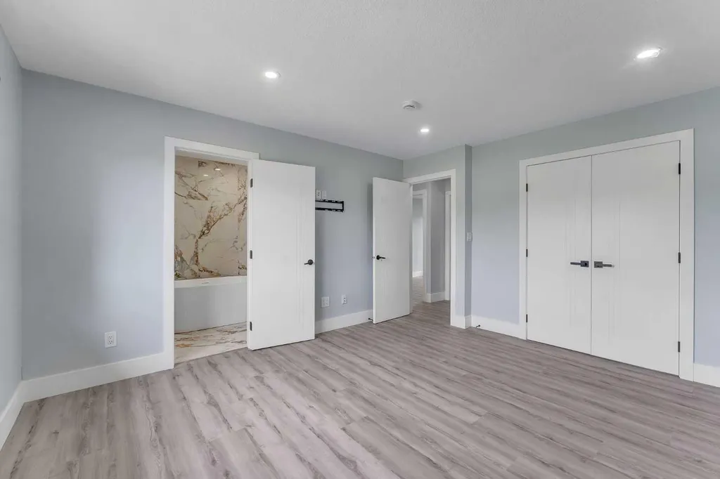 2930 Oakmoor Crescent SW Calgary AB T2V 3Z7