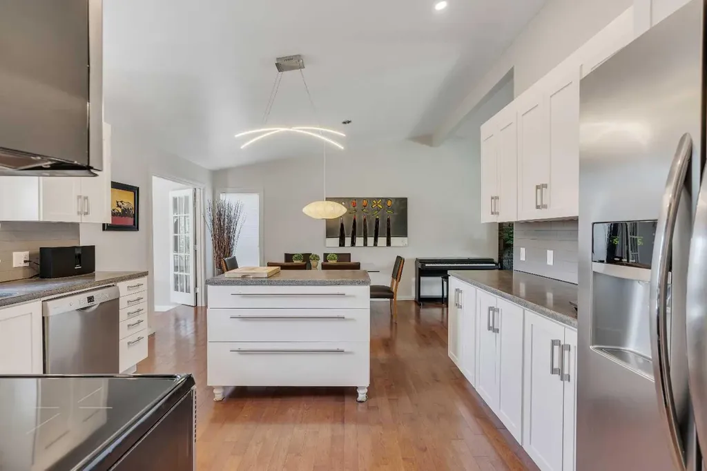 10219 7 Street SW Calgary AB T2W 0G2