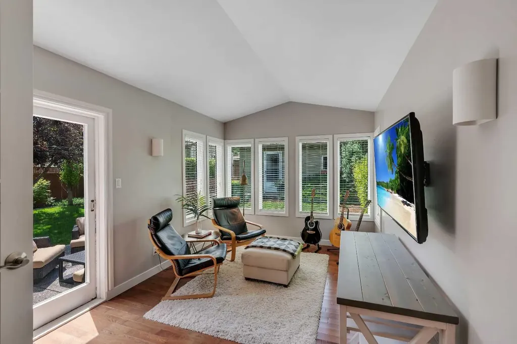 10219 7 Street SW Calgary AB T2W 0G2
