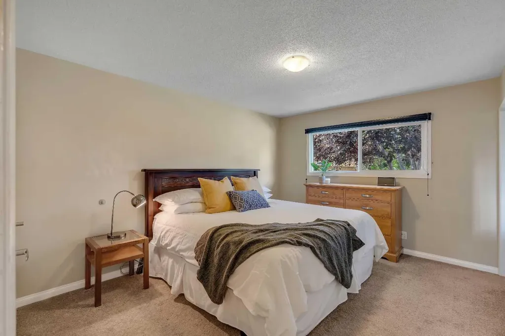 10219 7 Street SW Calgary AB T2W 0G2