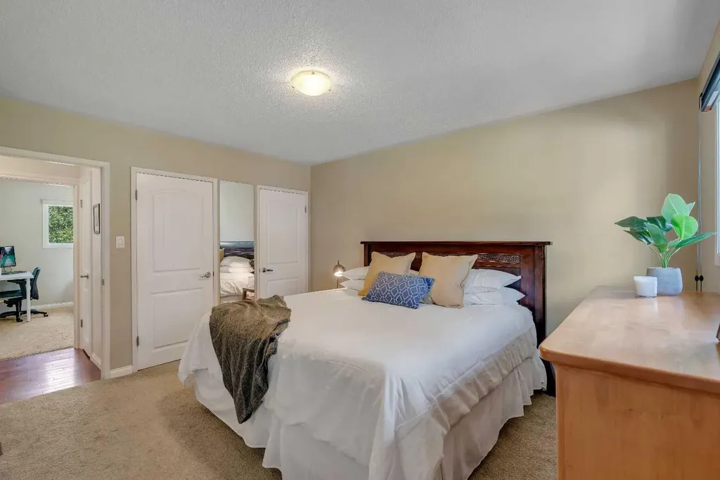 10219 7 Street SW Calgary AB T2W 0G2