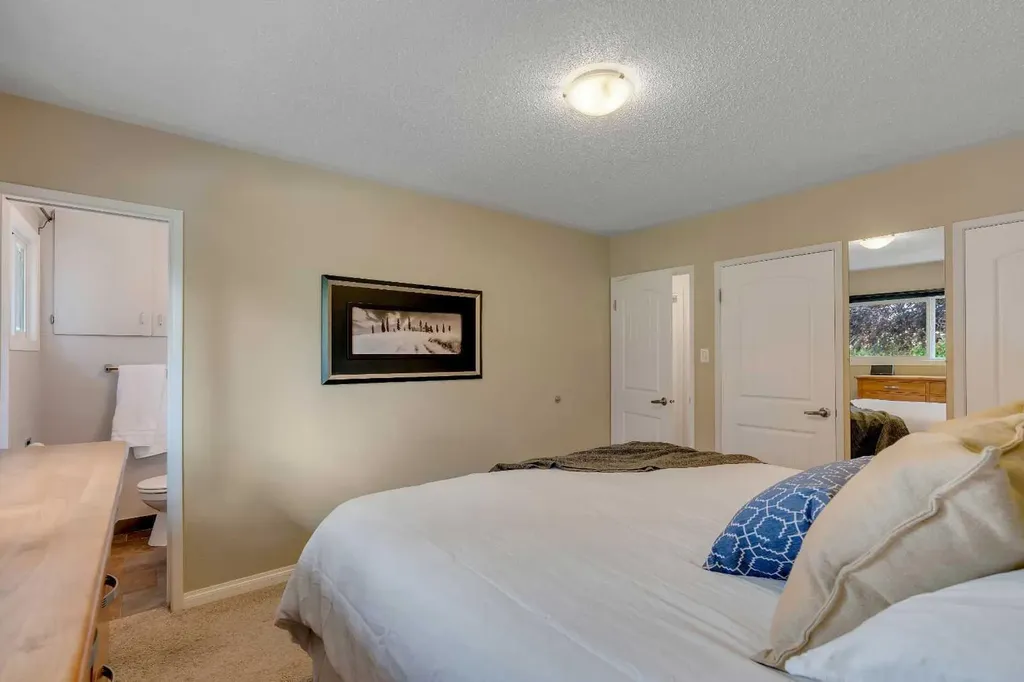 10219 7 Street SW Calgary AB T2W 0G2