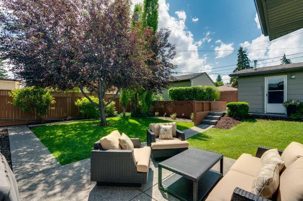 10219 7 Street SW Calgary AB T2W 0G2