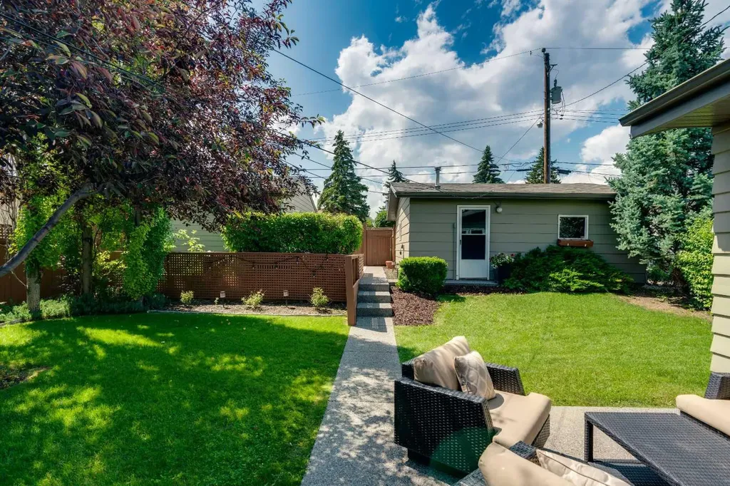 10219 7 Street SW Calgary AB T2W 0G2