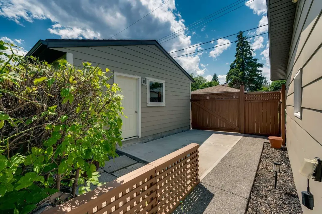 10219 7 Street SW Calgary AB T2W 0G2