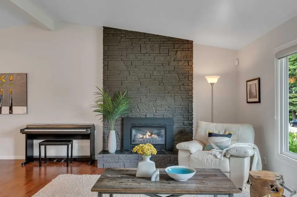 10219 7 Street SW Calgary AB T2W 0G2