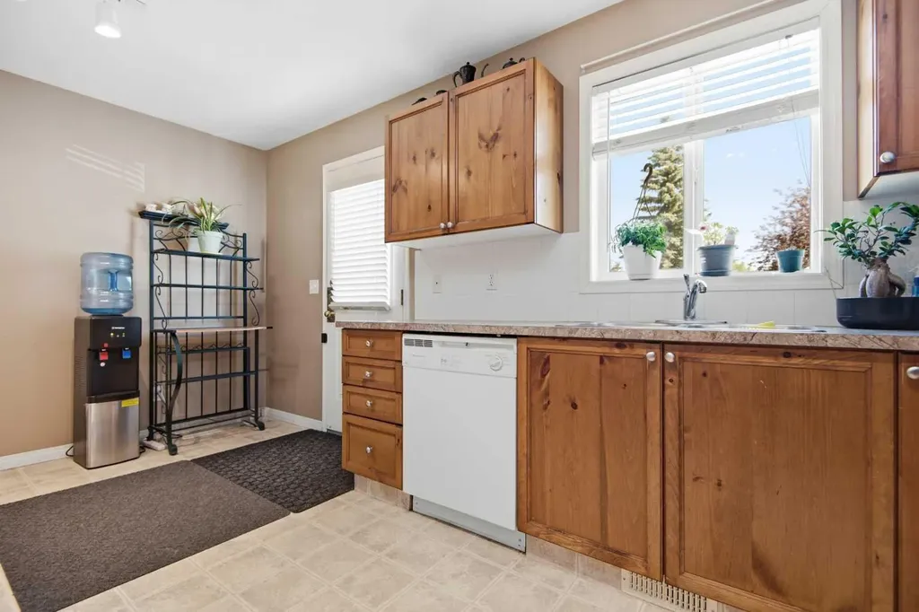 33 Donlevy Avenue Red Deer AB T4R 3B6