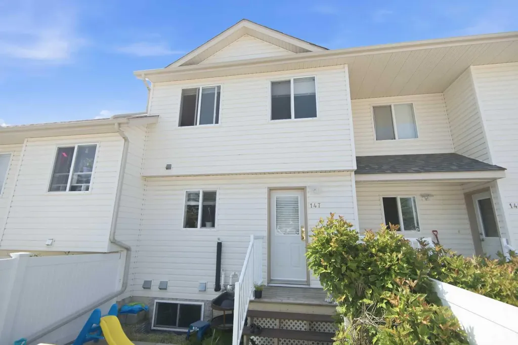 33 Donlevy Avenue Red Deer AB T4R 3B6