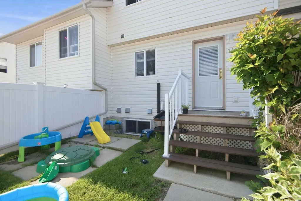 33 Donlevy Avenue Red Deer AB T4R 3B6