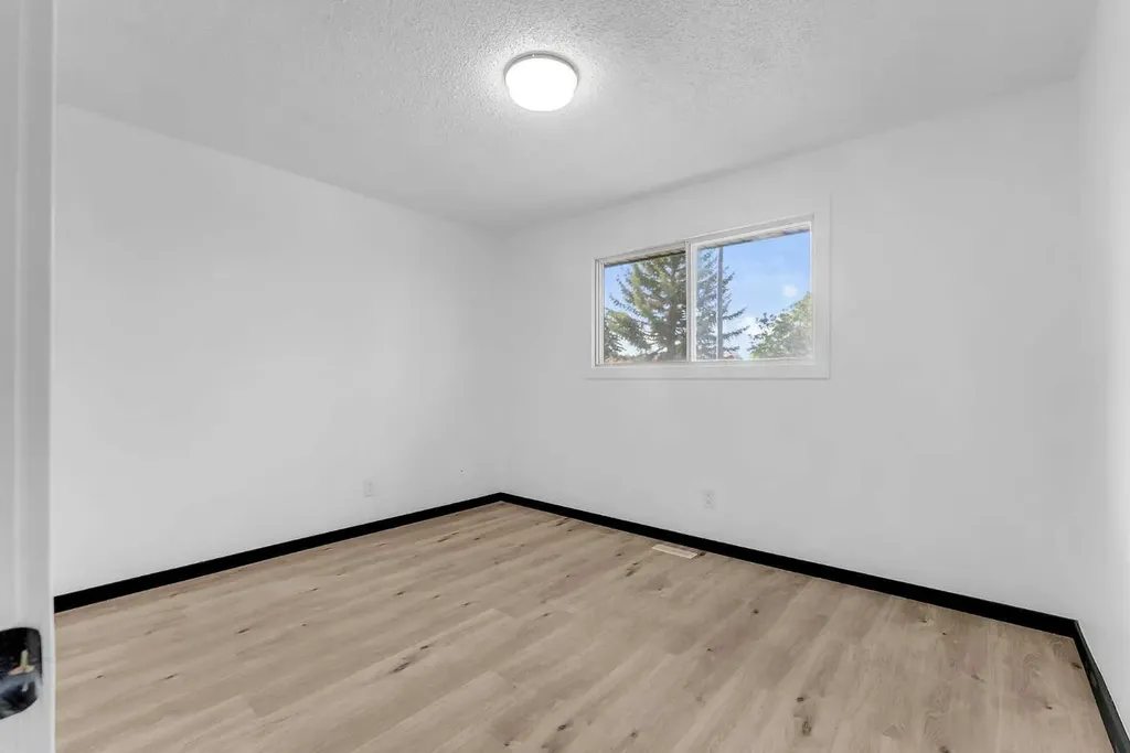 4108 13 Avenue NE Calgary AB T2A 3J8