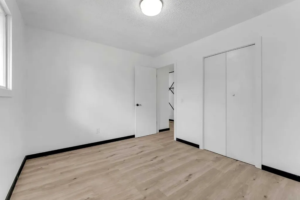 4108 13 Avenue NE Calgary AB T2A 3J8