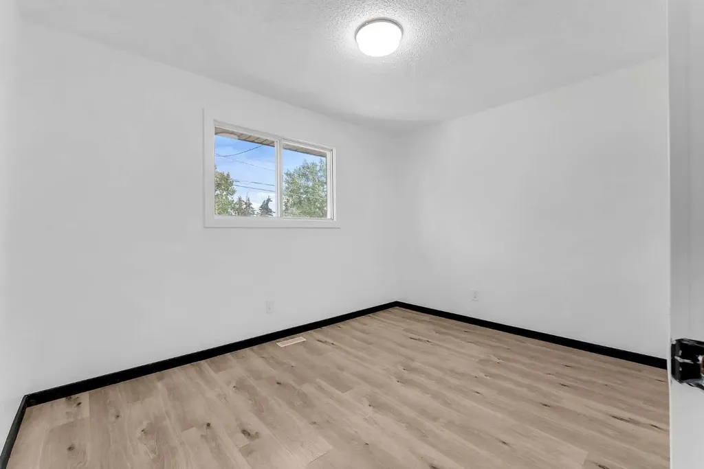 4108 13 Avenue NE Calgary AB T2A 3J8