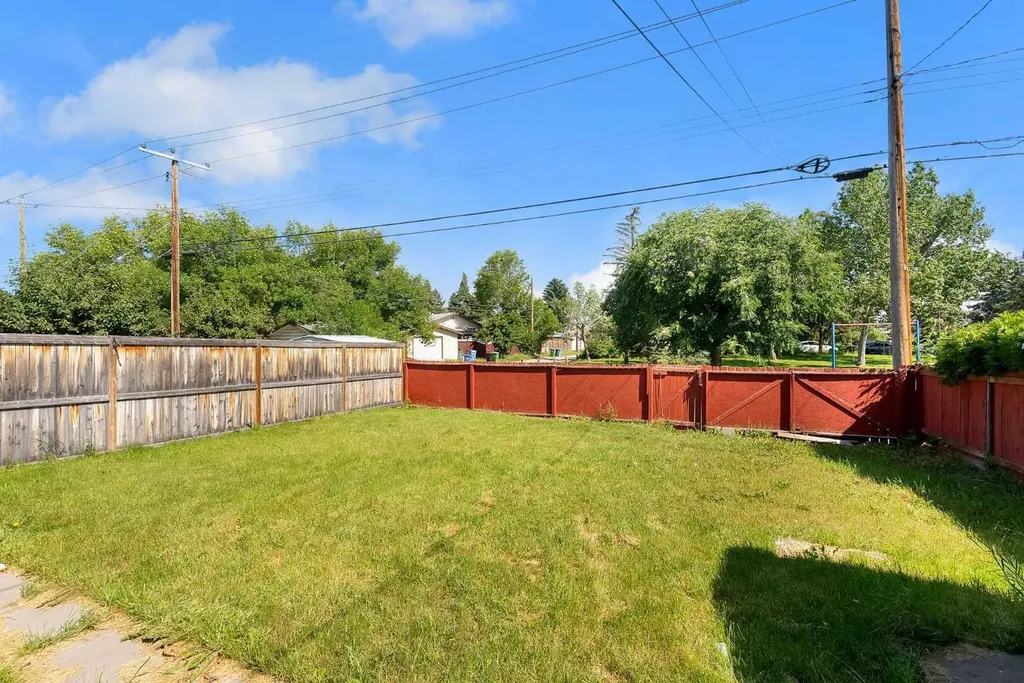 4108 13 Avenue NE Calgary AB T2A 3J8