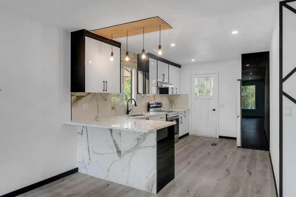 4108 13 Avenue NE Calgary AB T2A 3J8