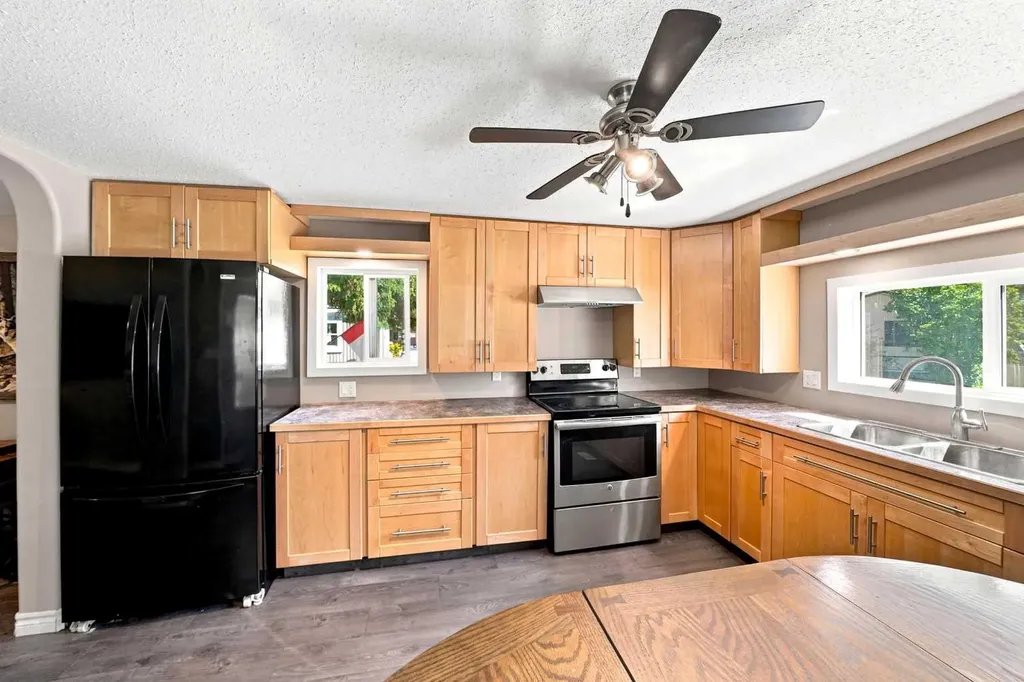 4516 48 Avenue Sylvan Lake AB T4S 1L8