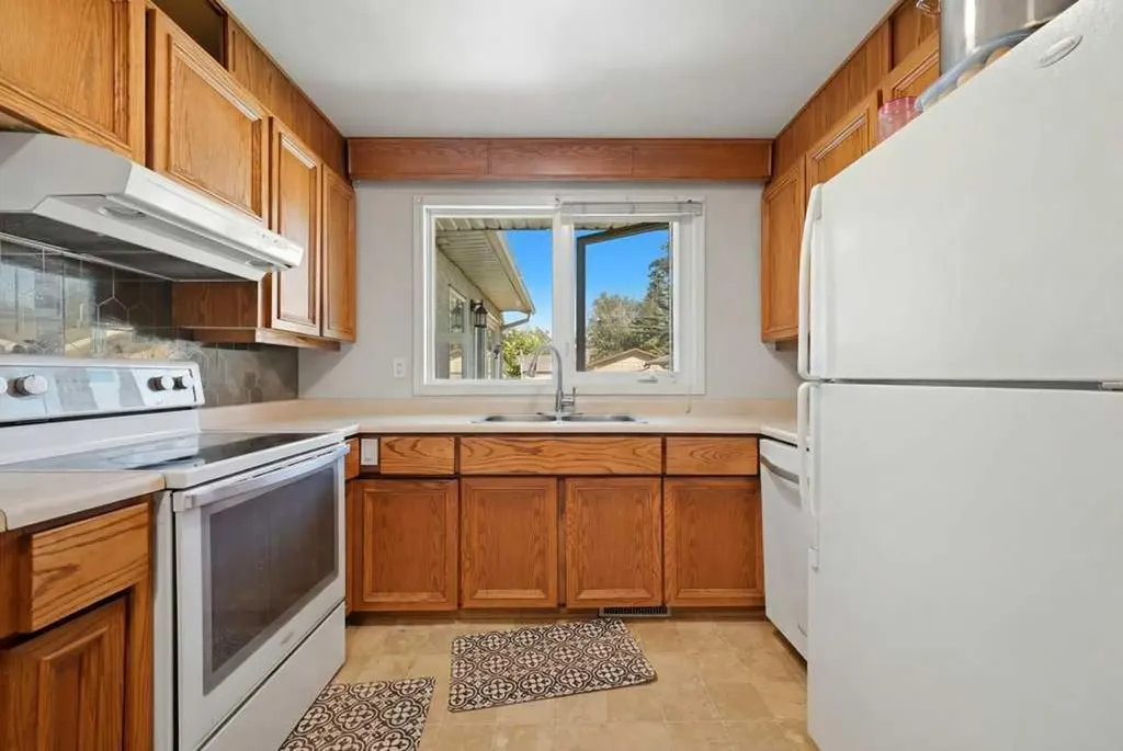 2415 Vista Crescent NE Calgary AB T2E 6J2