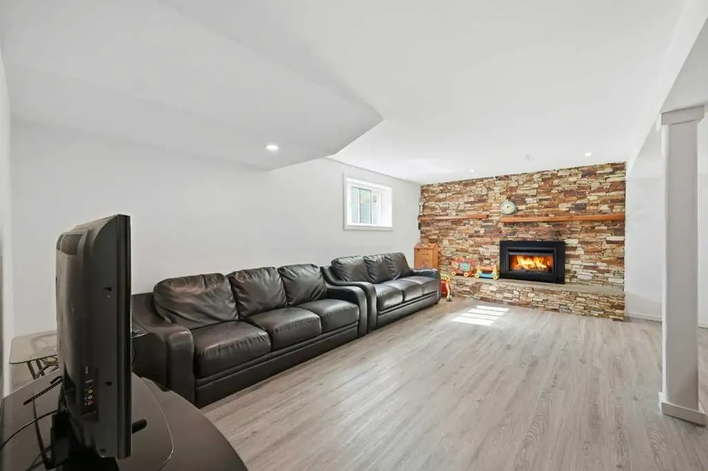 2415 Vista Crescent NE Calgary AB T2E 6J2