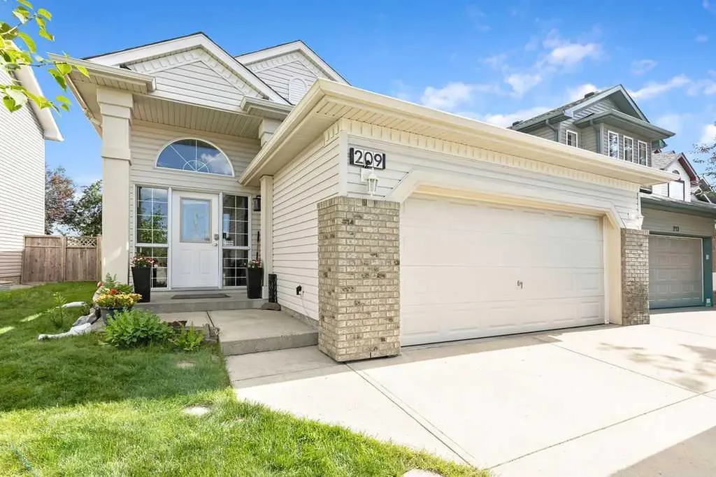 209 Coventry Circle NE Calgary AB T3K 5E5
