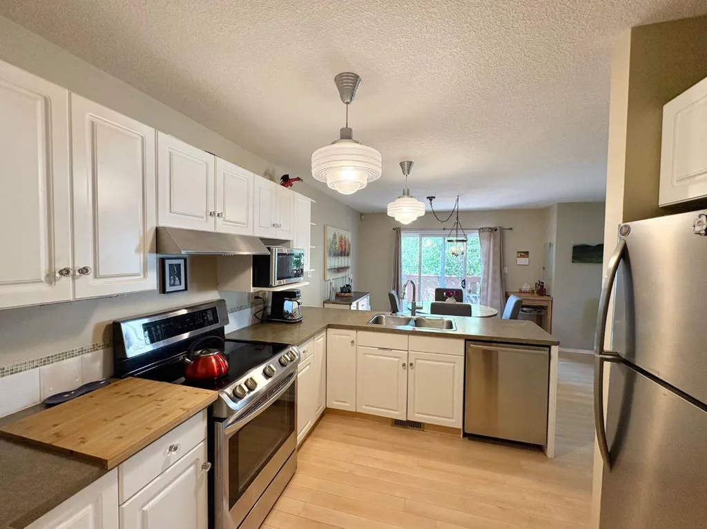 222 Heritage Circle W Lethbridge AB T1K 7H8