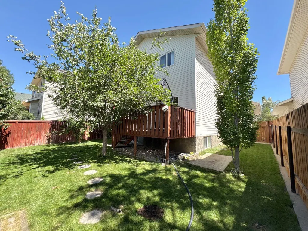 222 Heritage Circle W Lethbridge AB T1K 7H8